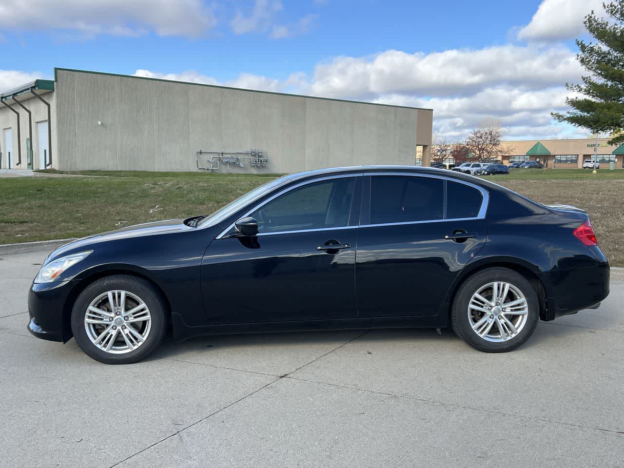 2013 INFINITI G37 x 3