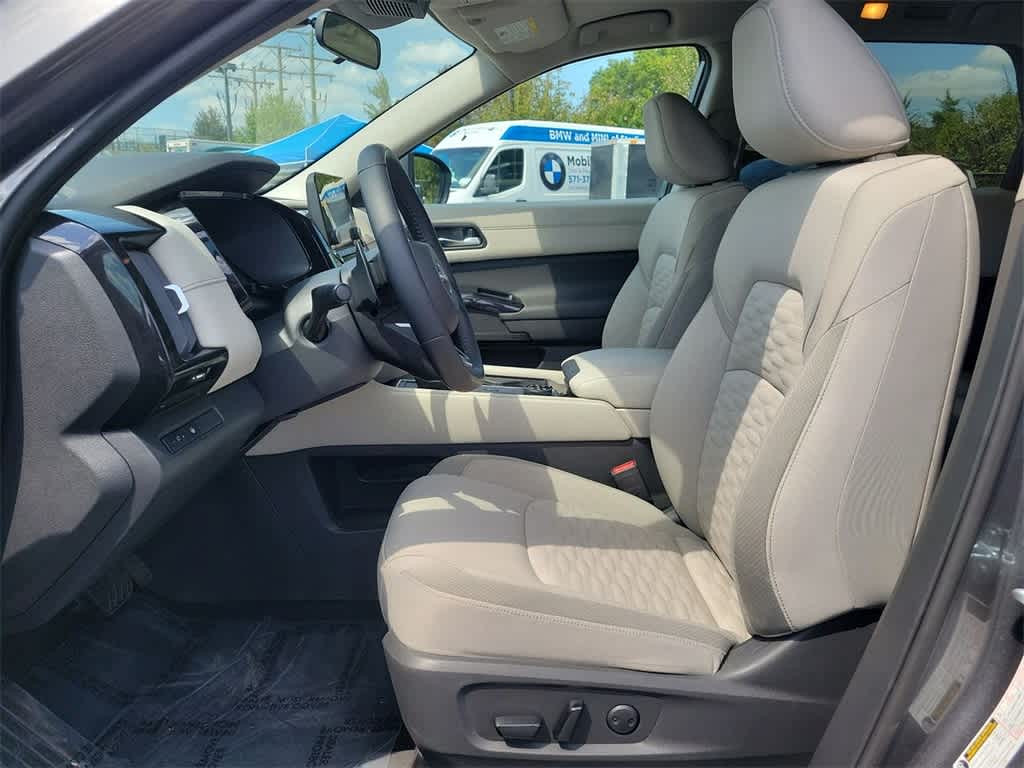 2022 Nissan Pathfinder SV 11