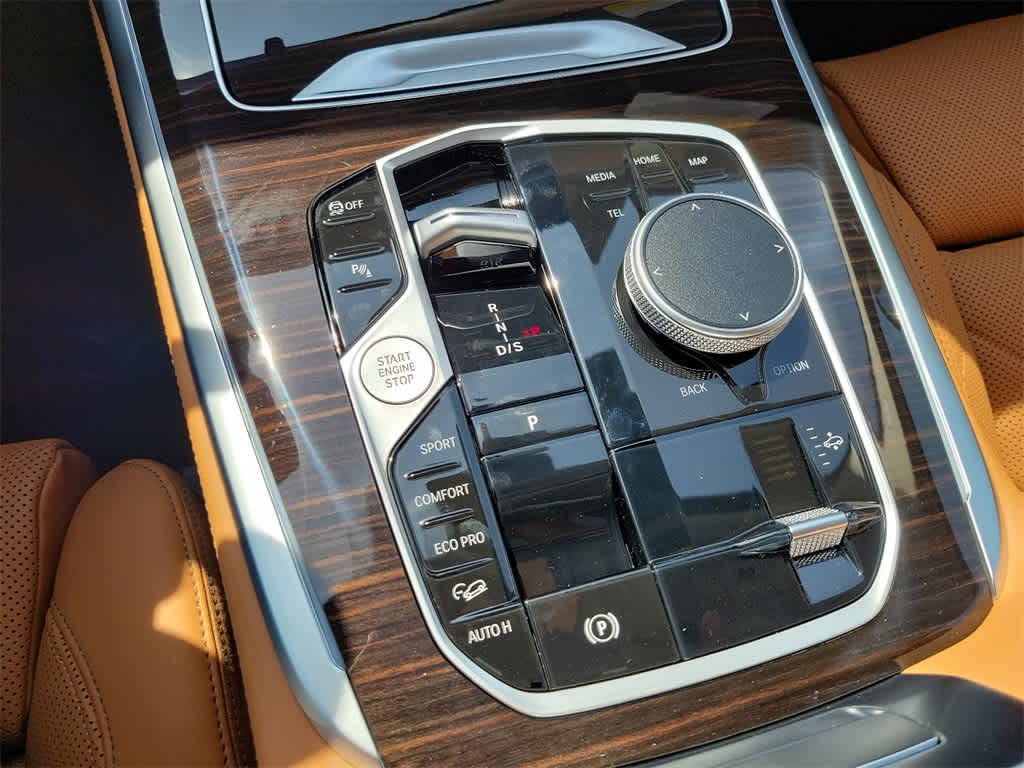 2025 BMW X7 xDrive40i 8