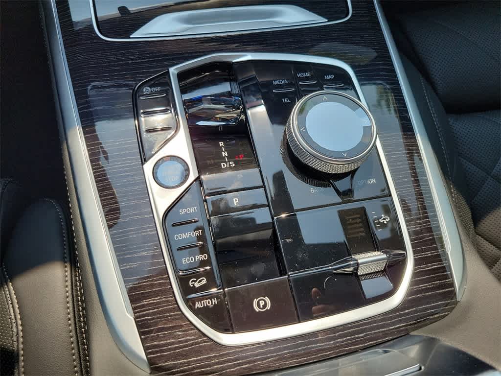 2025 BMW X7 xDrive40i 8