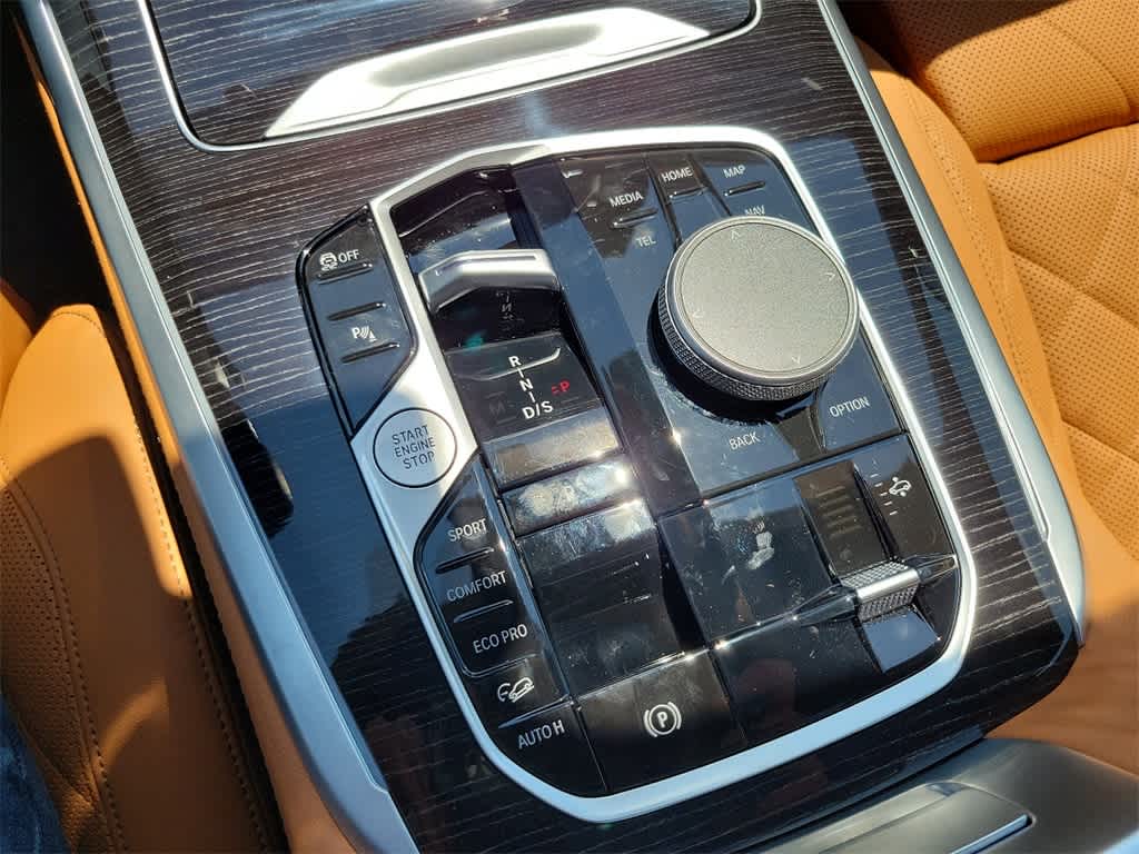 2025 BMW X7 xDrive40i 8