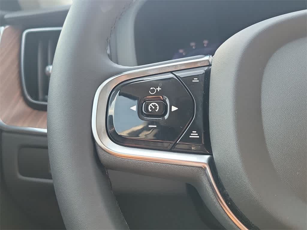 2024 Volvo XC60 Recharge Plug-In Hybrid Ultimate Dark Theme 17