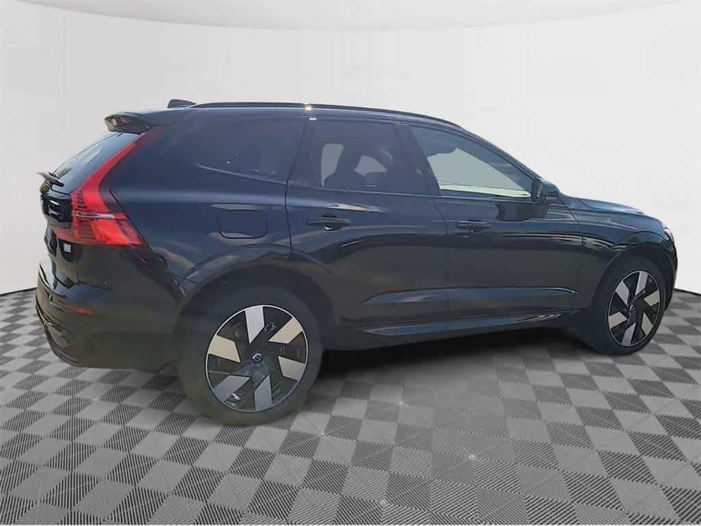 2024 Volvo XC60 Recharge Plug-In Hybrid Ultimate Dark Theme 8