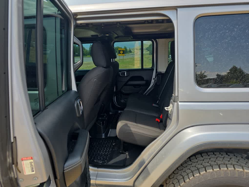 2018 Jeep Wrangler Unlimited Sahara 27