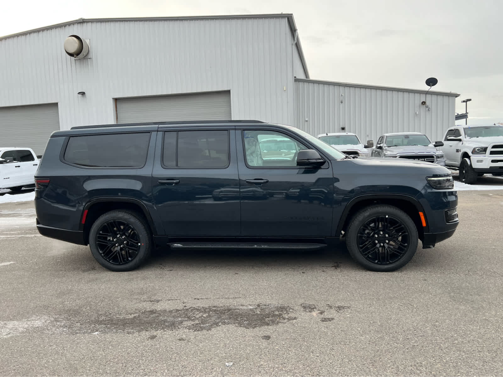 2024 Jeep Wagoneer L Series II Carbide 9