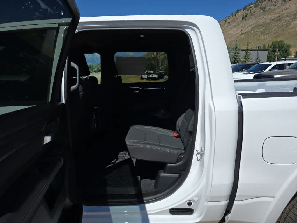 2025 Ram 1500 Big Horn 4x4 Crew Cab 57 Box 33