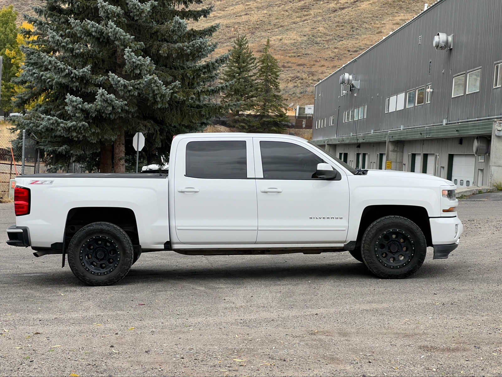 2017 Chevrolet Silverado 1500 LT 4WD Crew Cab 143.5 10