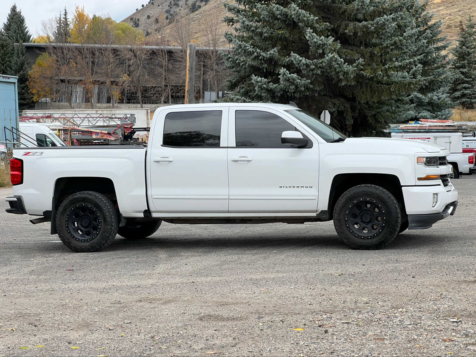 2017 Chevrolet Silverado 1500 LT 4WD Crew Cab 143.5 9