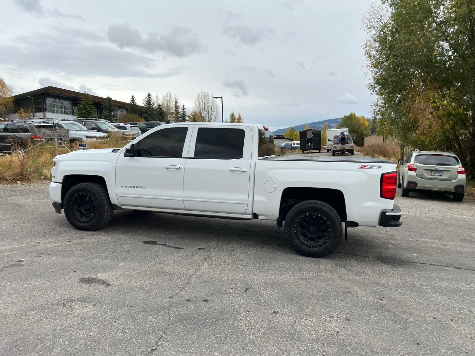 2017 Chevrolet Silverado 1500 LT 4WD Crew Cab 143.5 17