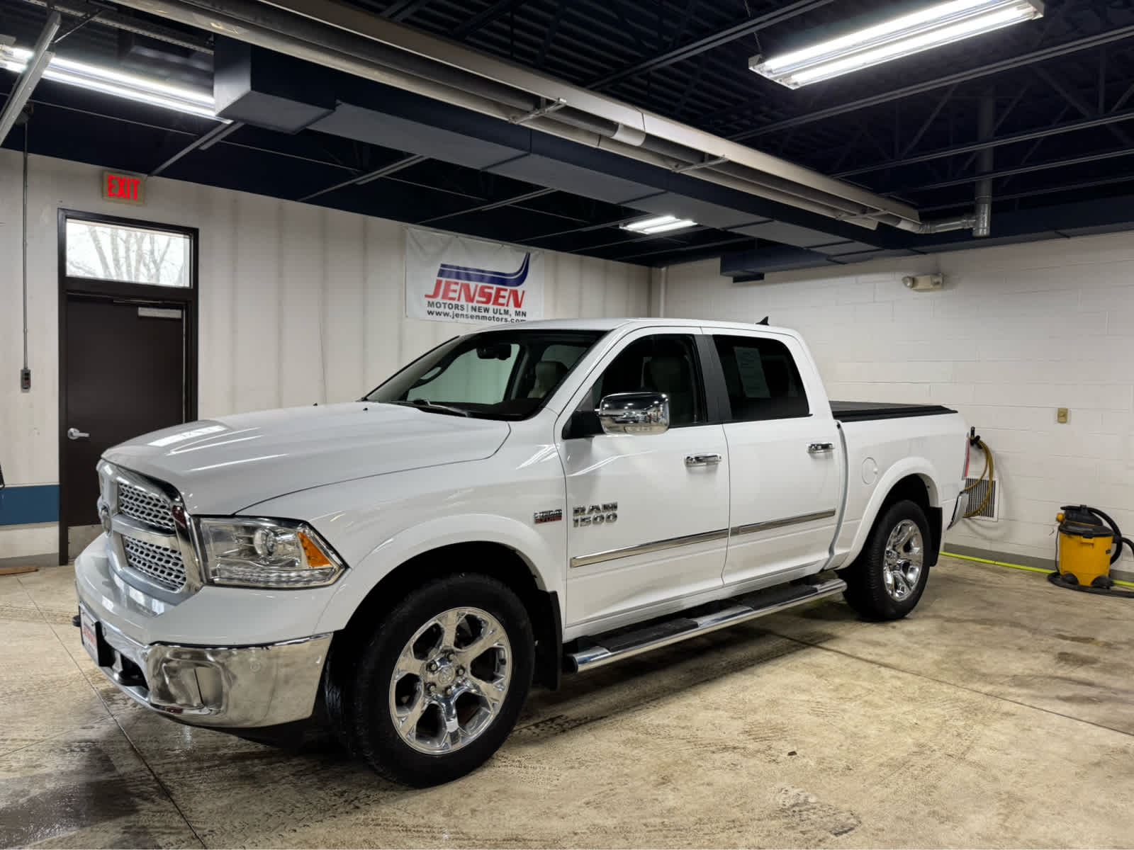 Bright White Clear Coat 2017 RAM 1500 Laramie Crew Cab 4WD Pickup Truck Four-Wheel Drive 8-Speed Automatic