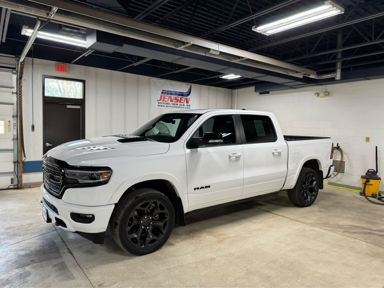 Bright White Clear Coat 2021 RAM 1500 Limited Crew Cab 4WD Pickup Truck Four-Wheel Drive 8-Speed Automatic