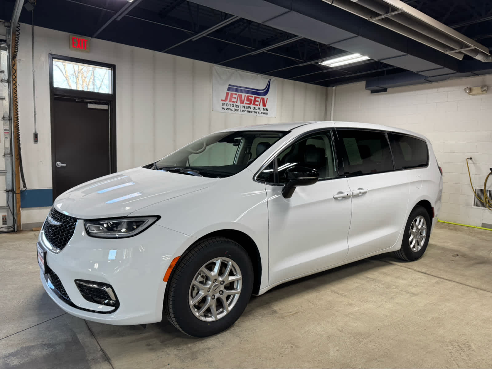 Bright White Clear Coat 2024 Chrysler Pacifica Touring L FWD Minivan Front-Wheel Drive 9-Speed Automatic