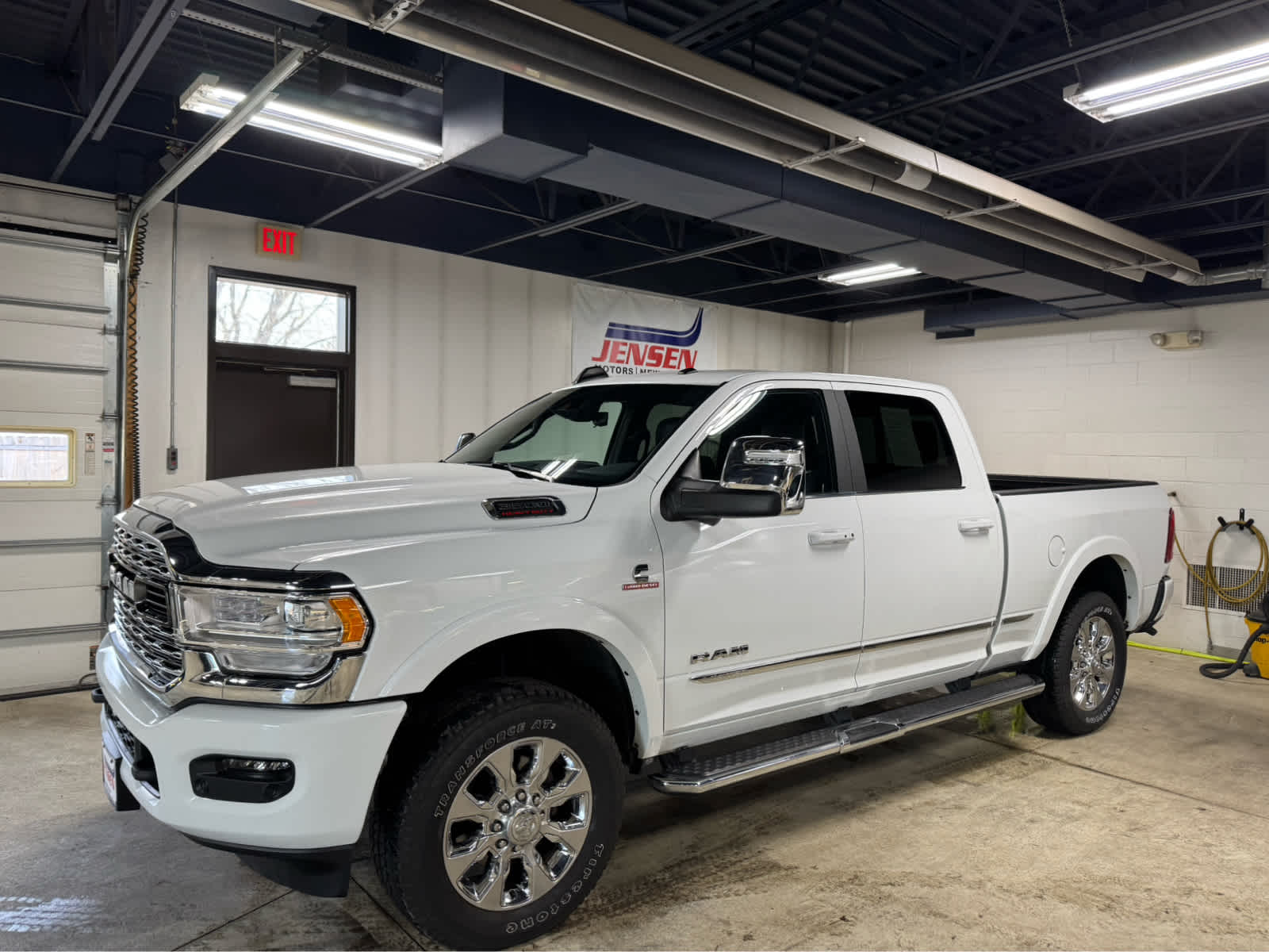 Bright White Clear Coat 2024 RAM 3500 Limited Crew Cab 4WD Pickup Truck Four-Wheel Drive 6-Speed Automatic