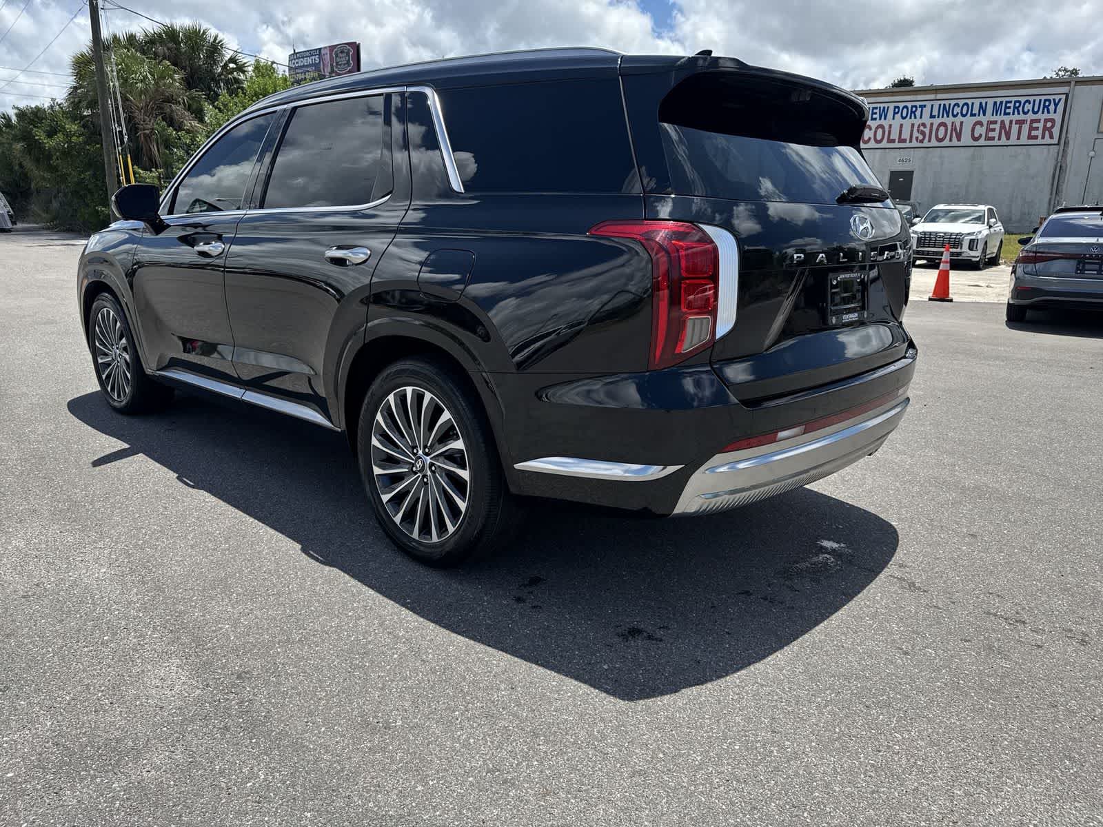 View vehicle photo 7