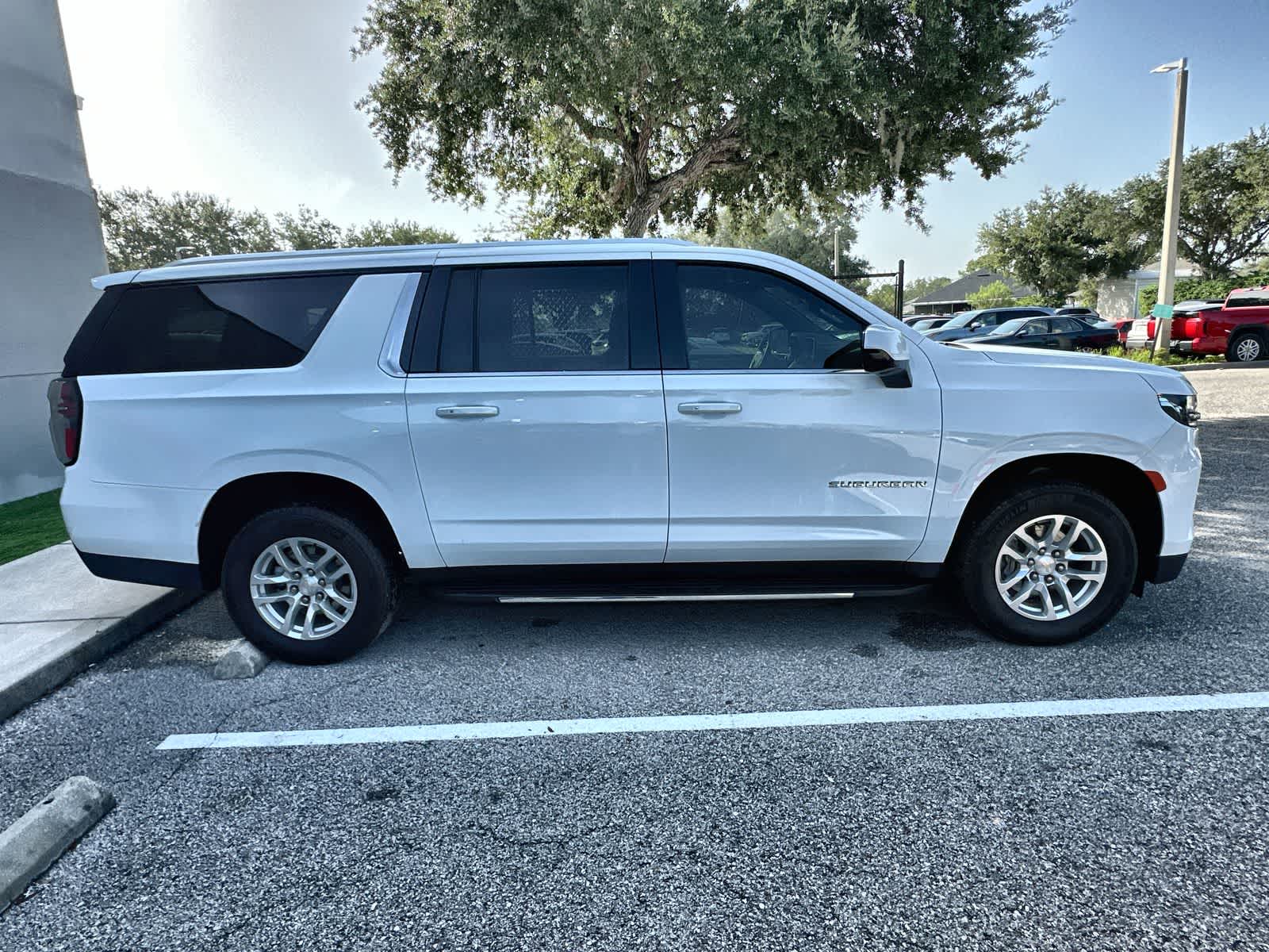 2024 Chevrolet Suburban LT - Photo 10
