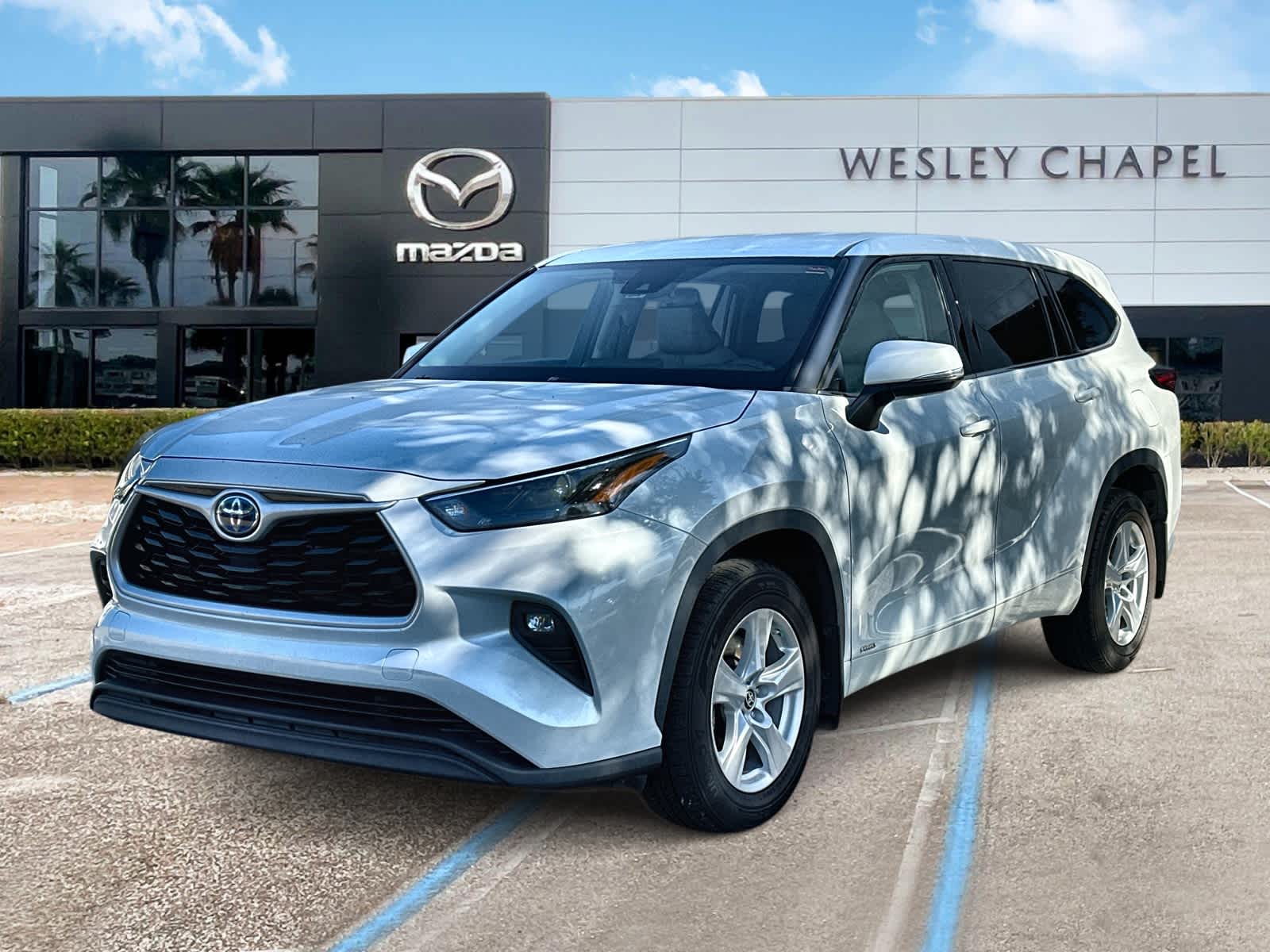 White (Wind Chill Pearl) 2022 Toyota Highlander Hybrid LE AWD SUV / Crossover All-Wheel Drive Continuously Variable Transmission