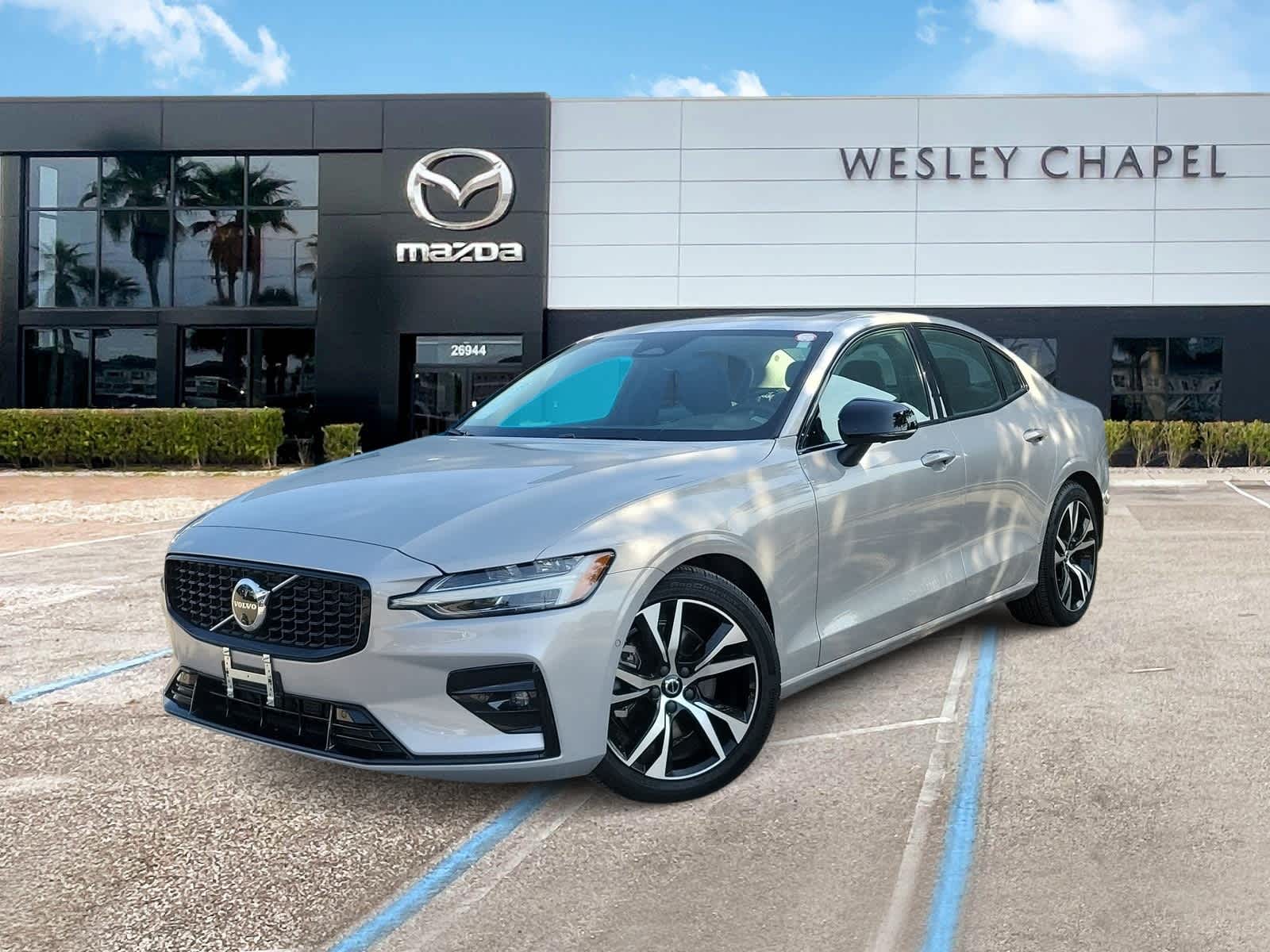 2024 Volvo S60 Plus Dark Theme