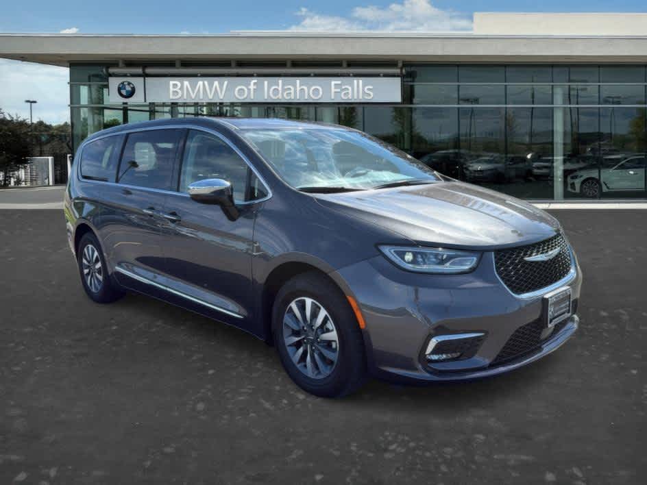 Gray (Granite Crystal Metallic Clearcoat) 2023 Chrysler Pacifica Hybrid Limited FWD Minivan Front-Wheel Drive Continuously Variable Transmission