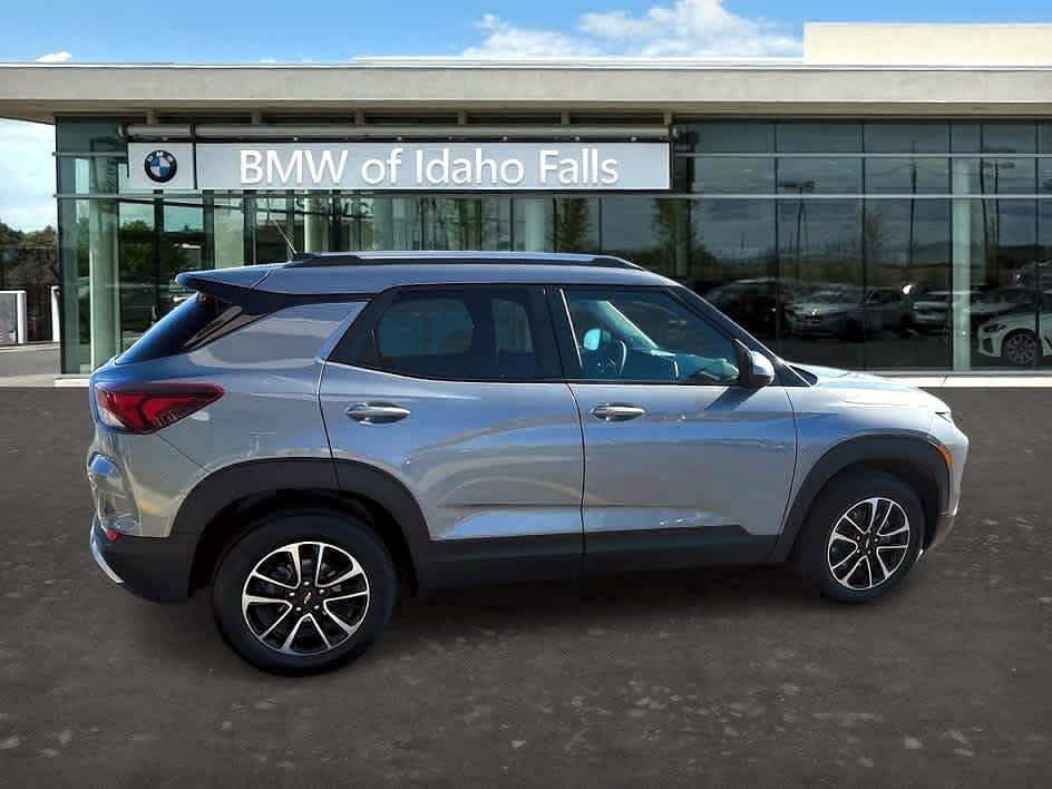 View vehicle photo 5