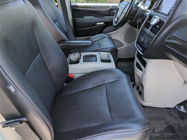 2014 Chrysler Town & Country Touring-L 14