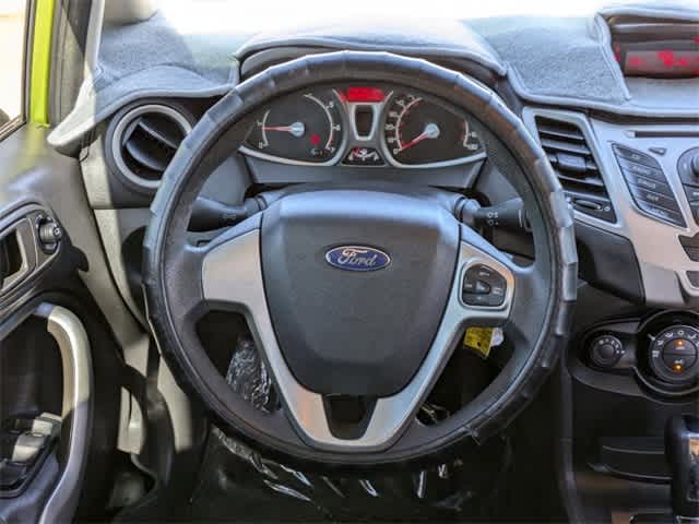 2013 Ford Fiesta SE 21