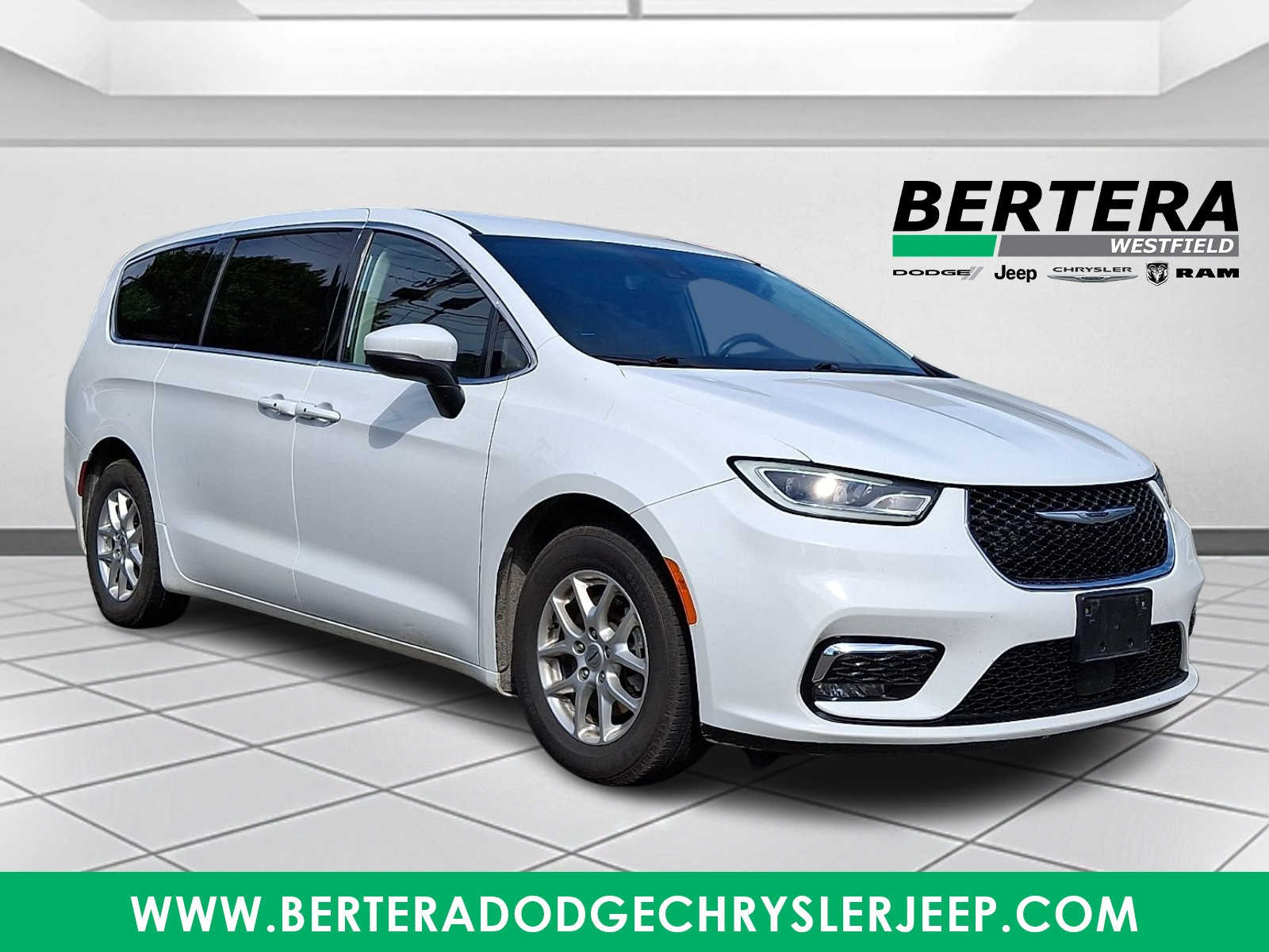 Bright White Clearcoat 2023 Chrysler Pacifica Minivan Front-Wheel Drive 9-Speed Automatic