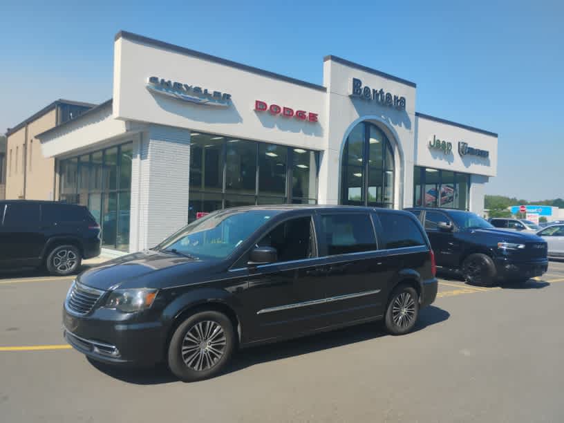 2014 Chrysler Town & Country S FWD