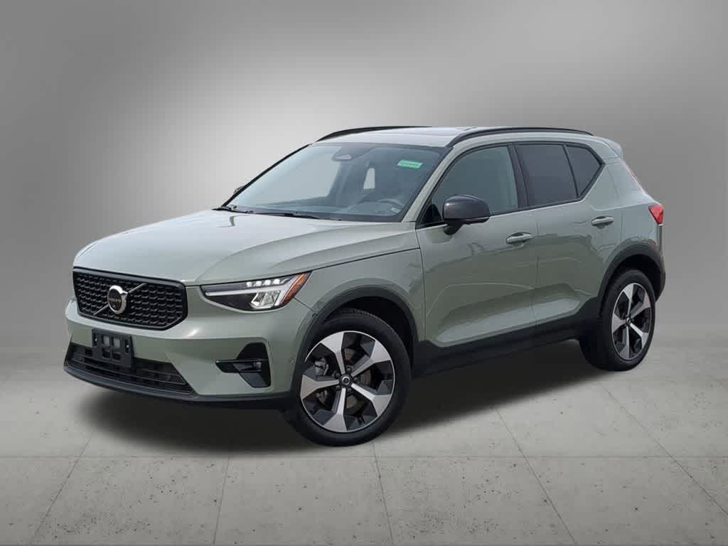 2023 Volvo XC40 B5 Plus Dark Theme AWD