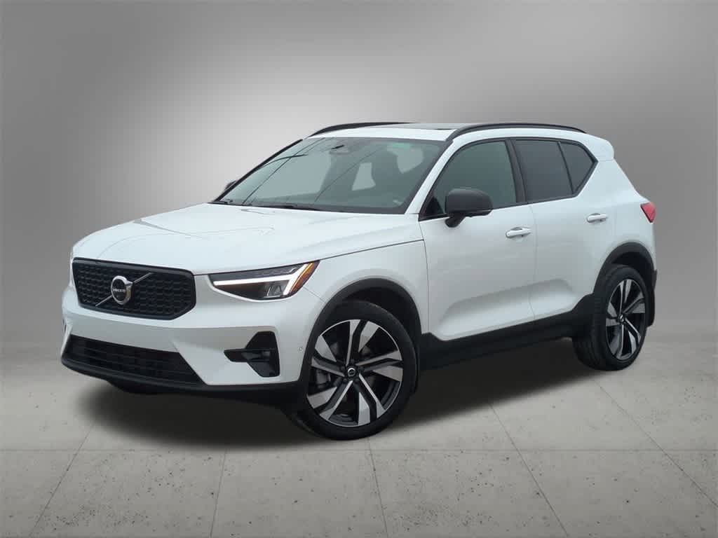 Volvo XC40 B5 Plus Dark Theme AWD