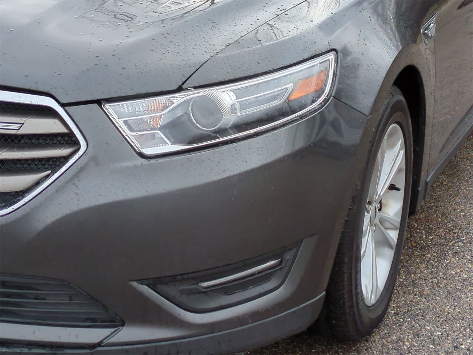 2016 Ford Taurus SEL 11