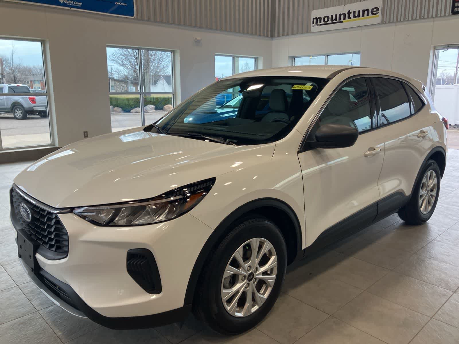 Star White Metallic Tri-Coat 2023 Ford Escape Active FWD SUV / Crossover Front-Wheel Drive Automatic