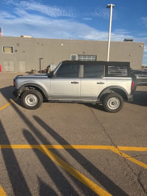 2022 Ford Bronco Base 2