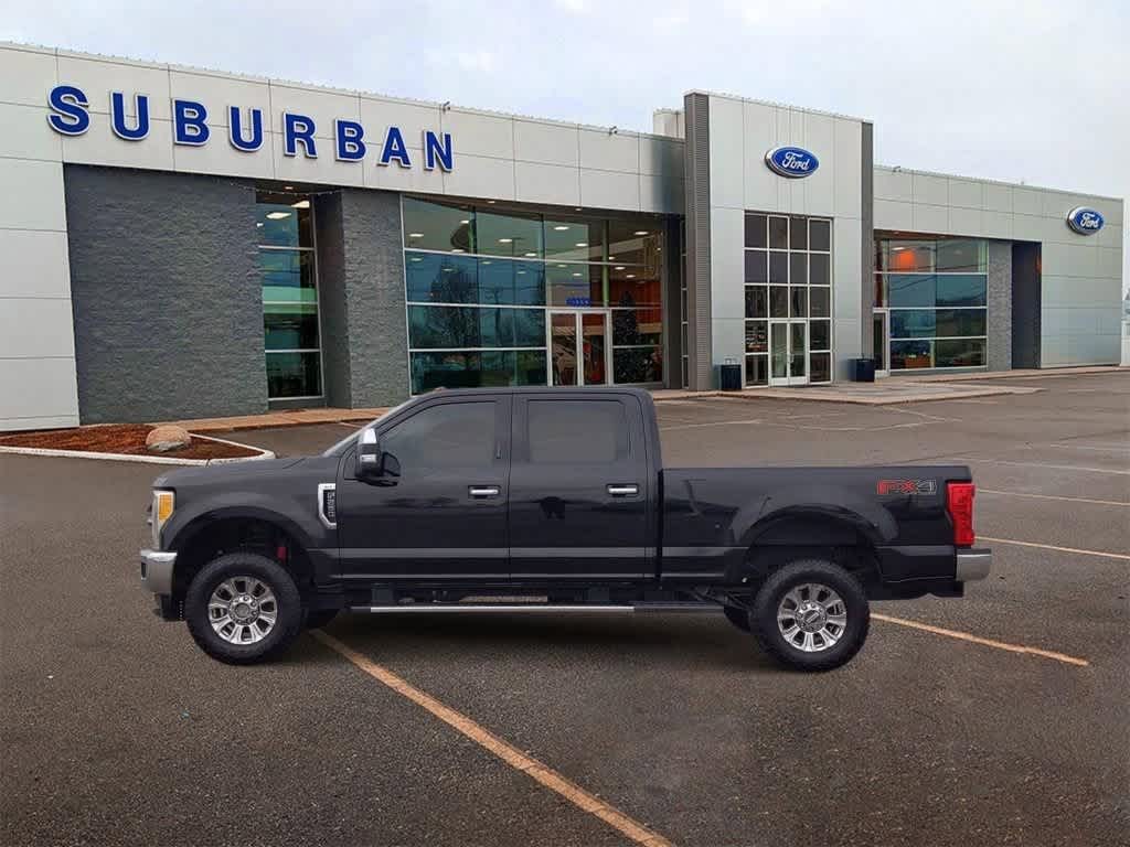 2017 Ford Super Duty F-250 SRW XLT 4WD Crew Cab 6.75 Box 5