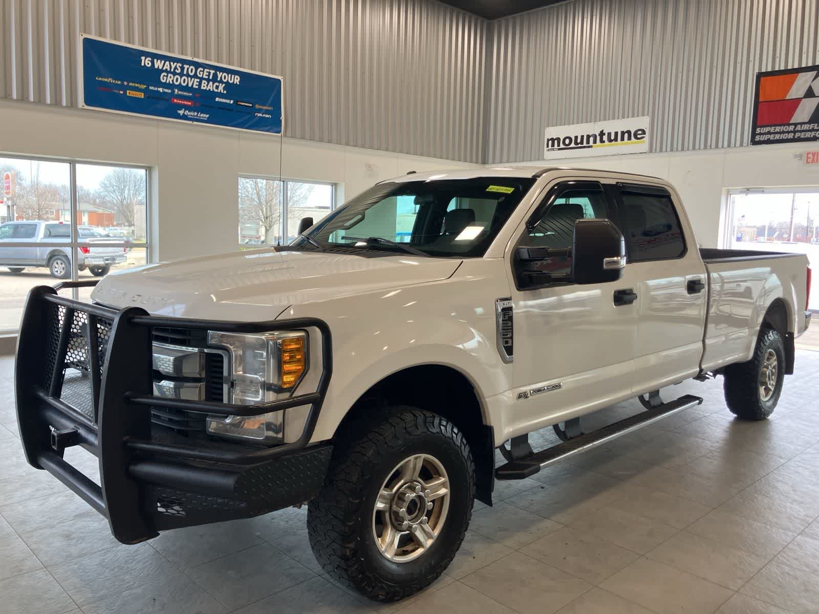 Oxford White 2017 Ford F-250 Super Duty XLT Crew Cab 4WD Pickup Truck Four-Wheel Drive 6-Speed Automatic