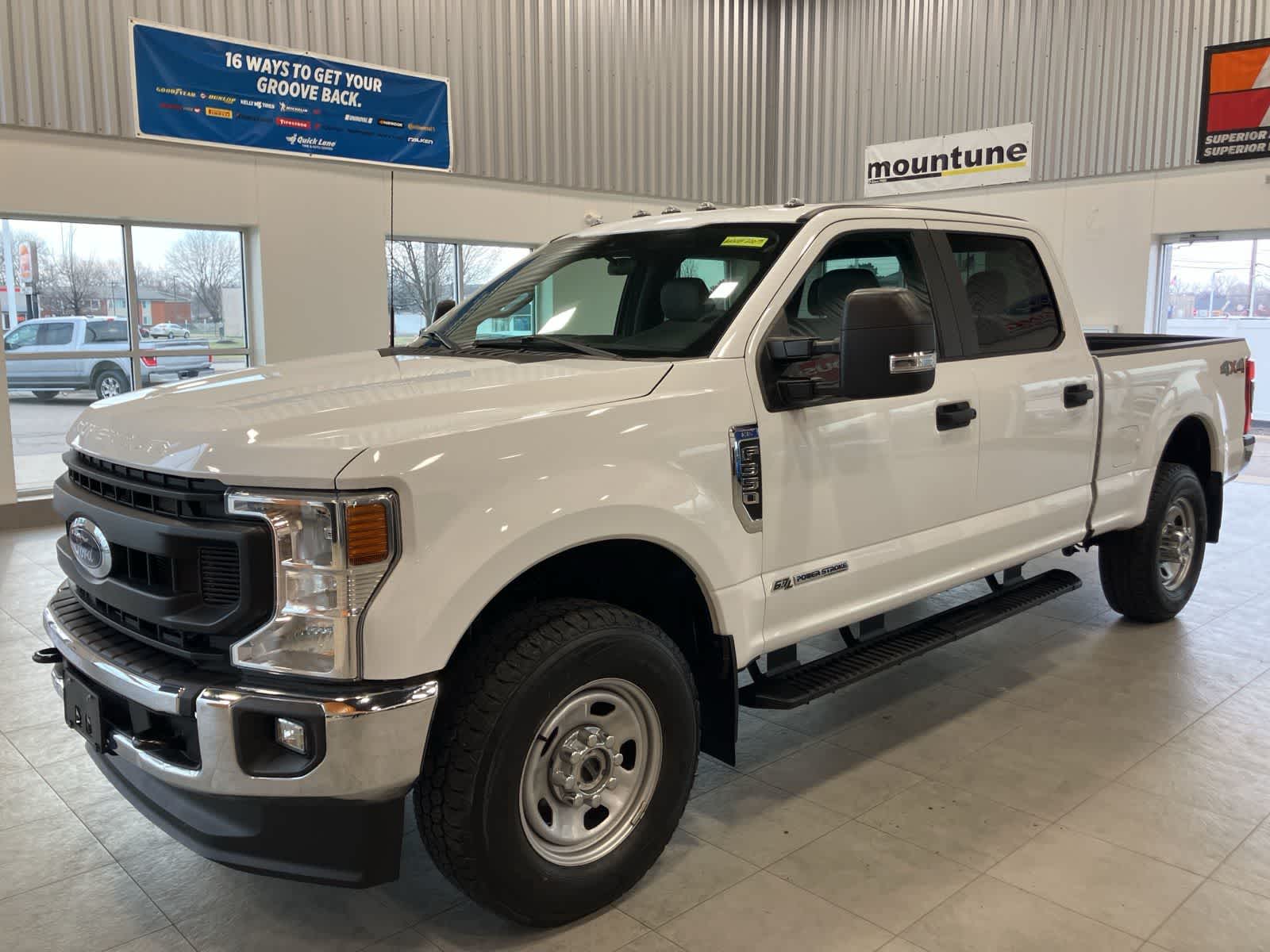 Oxford White 2022 Ford F-350 Super Duty XL Crew Cab 4WD Pickup Truck Four-Wheel Drive Automatic