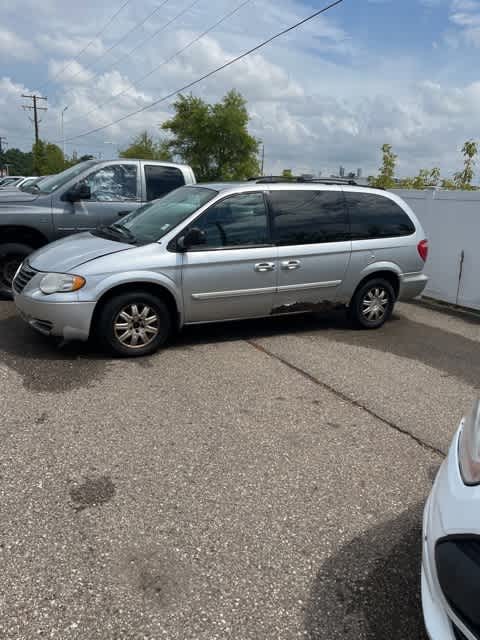 2005 Chrysler Town & Country Touring 2