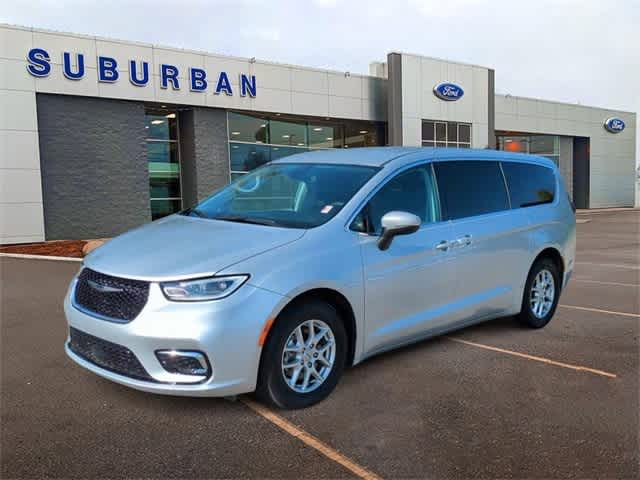 2023 Chrysler Pacifica Touring L 4