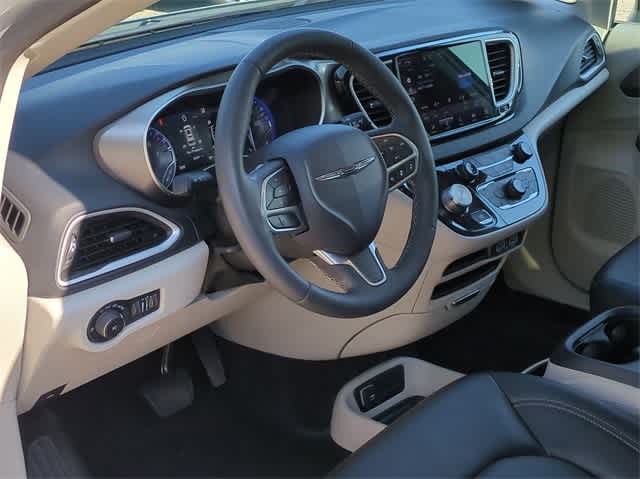 2023 Chrysler Pacifica Touring L 10