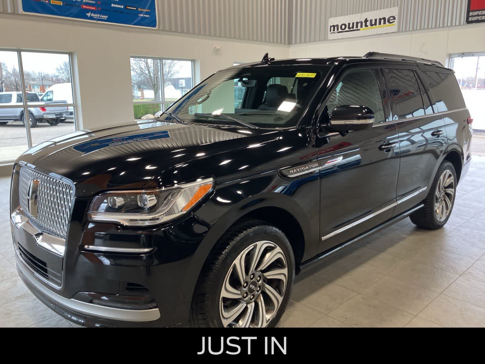 Infinite Black Metallic Clearcoat 2023 Lincoln Navigator Reserve 4WD SUV / Crossover Four-Wheel Drive Automatic