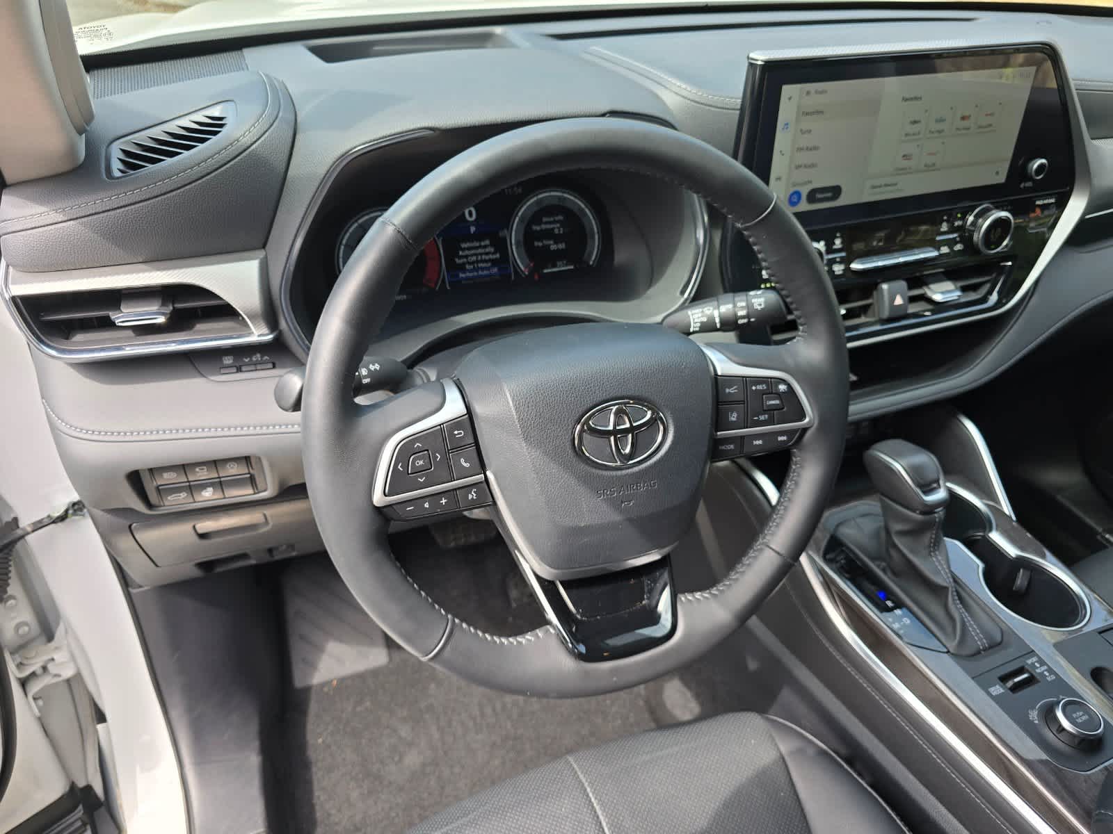 White (Wind Chill Pearl) 2024 Toyota Highlander SUV / Crossover All-Wheel Drive 8-Speed Automatic