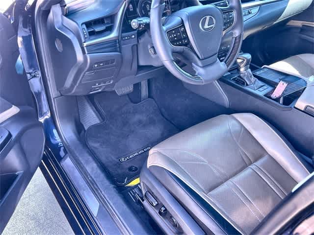 2021 Lexus ES 300h Ultra Luxury photo 3