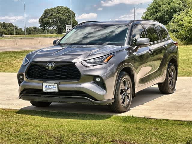 2021 Toyota Highlander XLE photo 2