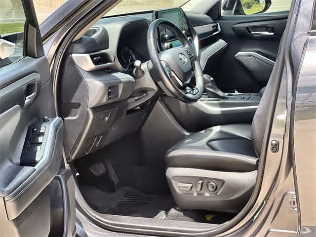 2021 Toyota Highlander XLE photo 3