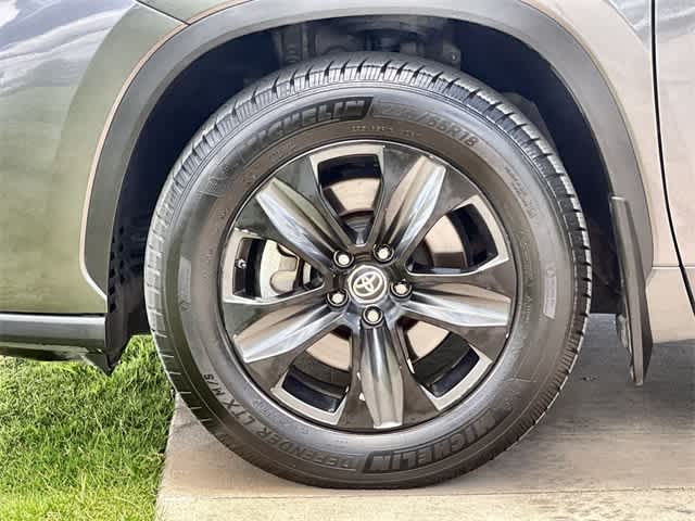 2021 Toyota Highlander XLE photo 8