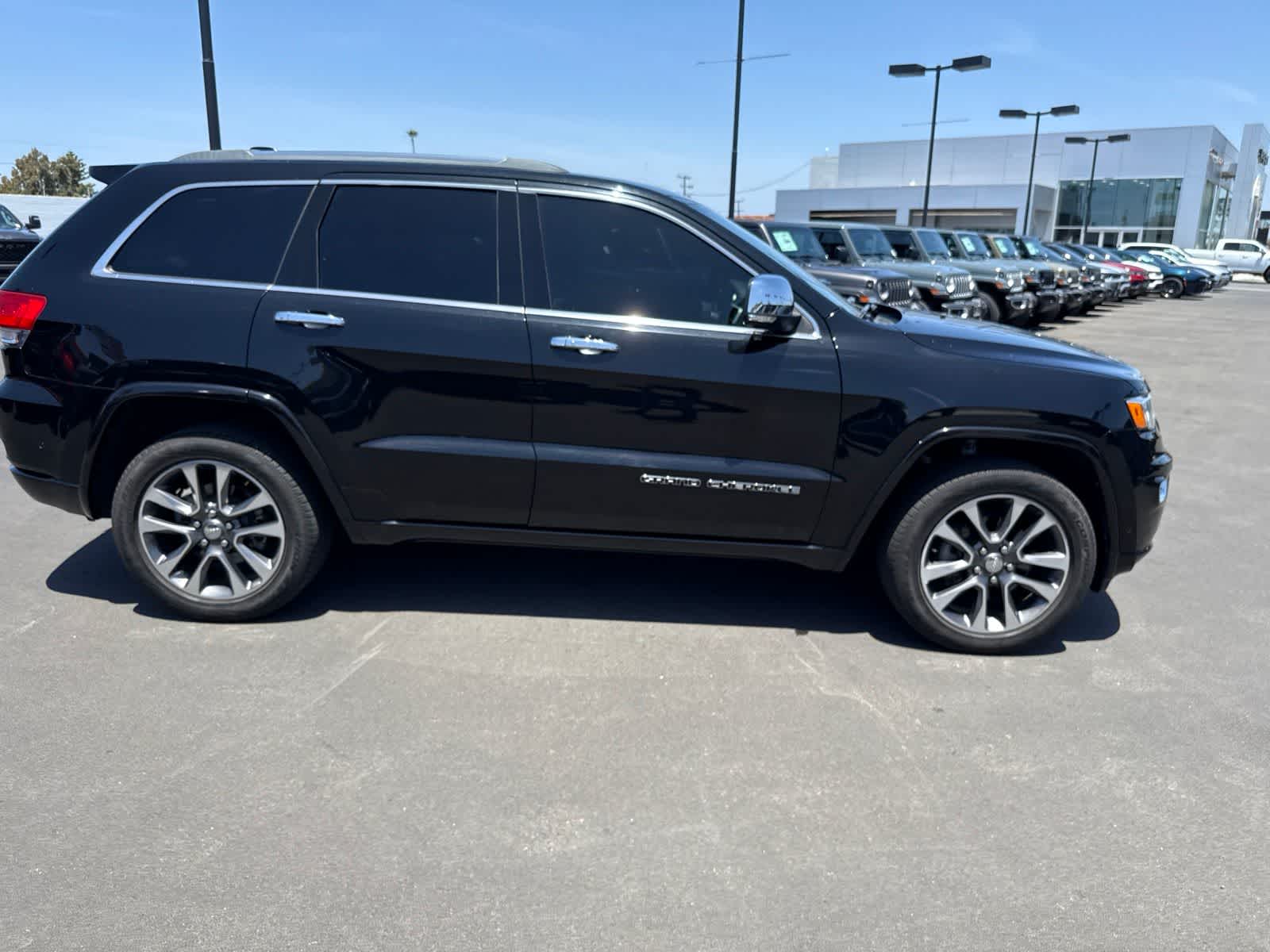 Used 2018 Diamond Black Crystal Pearlcoat Jeep Overland image 14