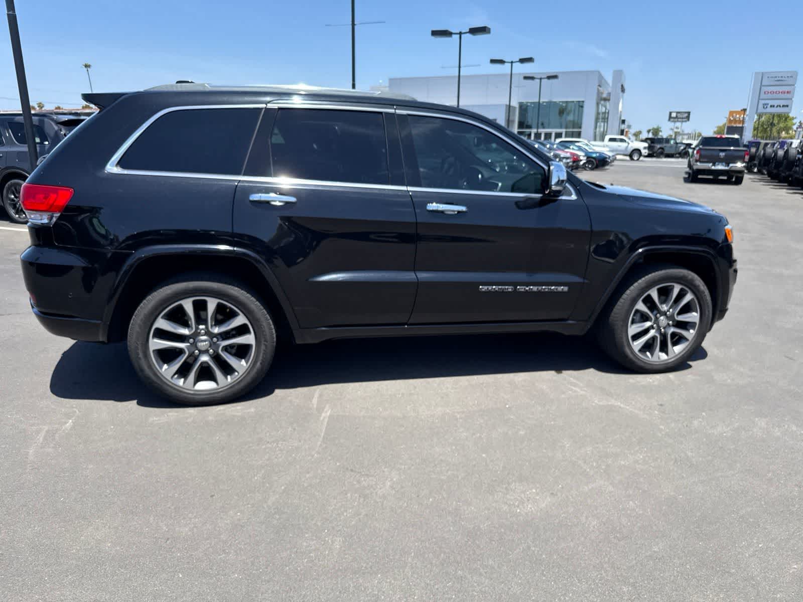 Used 2018 Diamond Black Crystal Pearlcoat Jeep Overland image 15