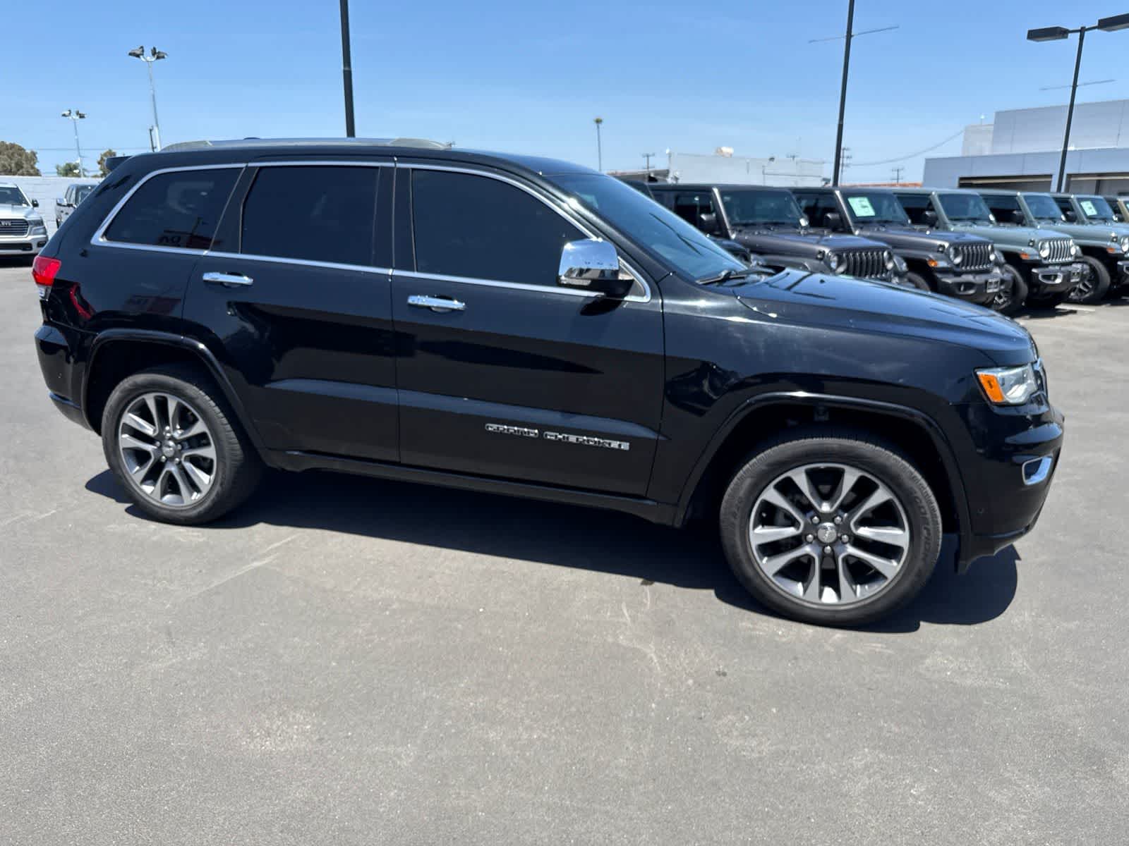 Used 2018 Diamond Black Crystal Pearlcoat Jeep Overland image 12