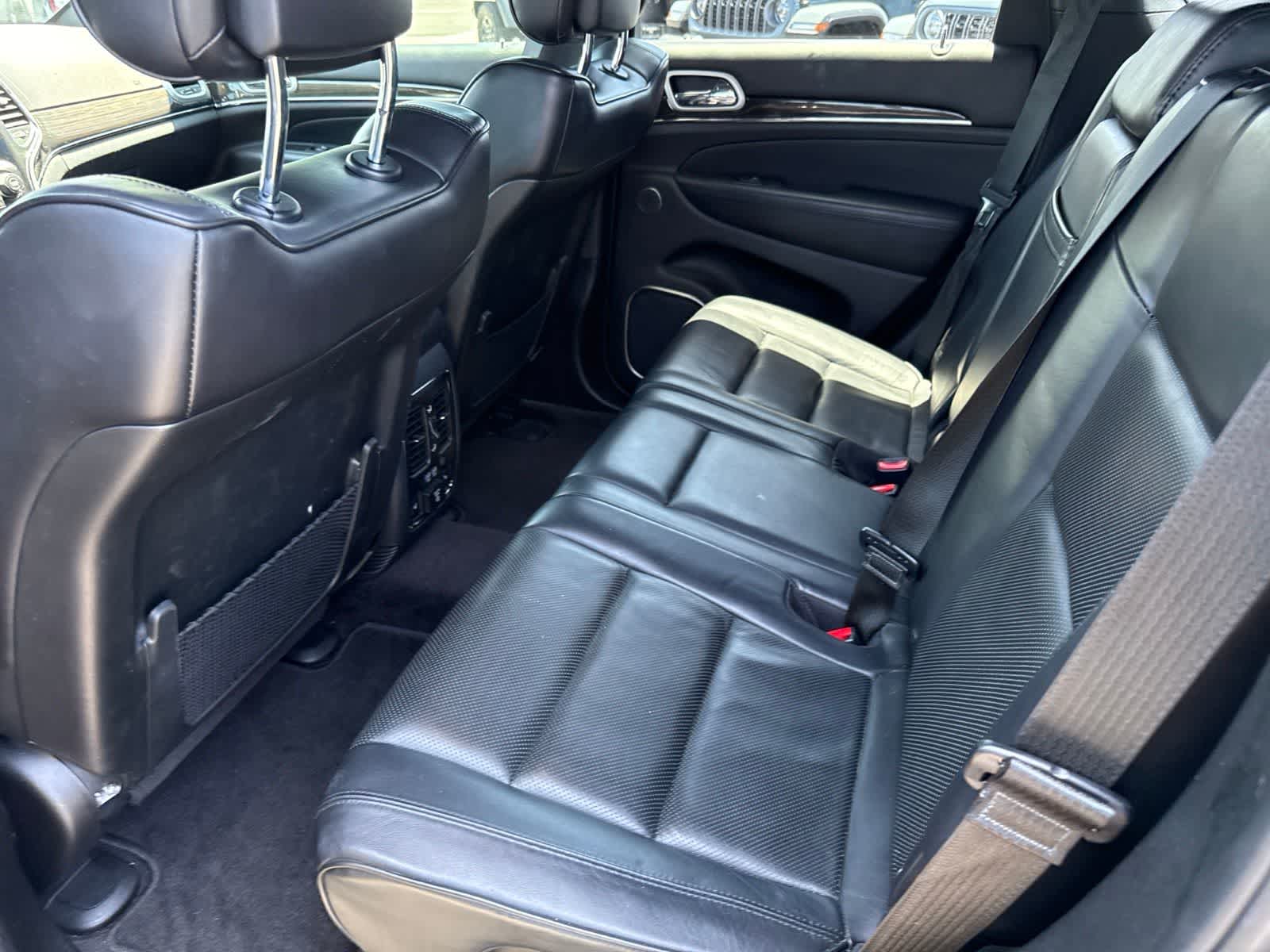 Used 2018 Diamond Black Crystal Pearlcoat Jeep Overland image 29