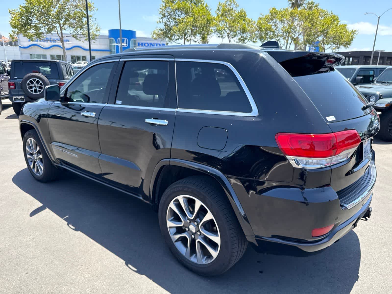 Used 2018 Diamond Black Crystal Pearlcoat Jeep Overland image 26