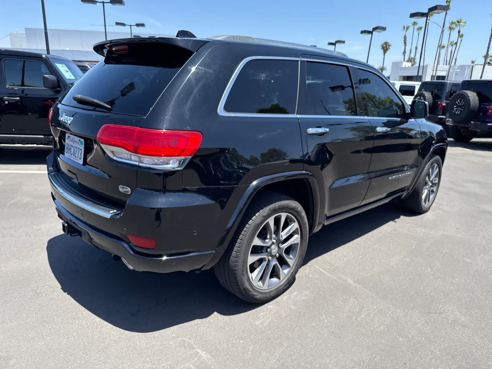 Used 2018 Diamond Black Crystal Pearlcoat Jeep Overland image 18